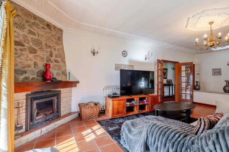 Moradia T4 para Venda em Cornes Foto 2