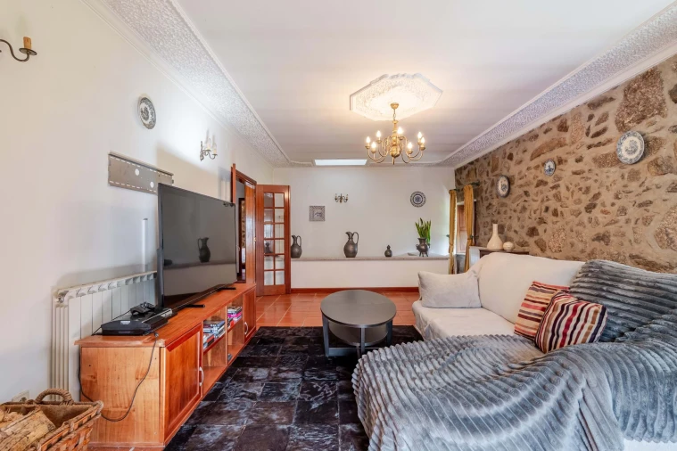 Moradia T4 para Venda em Cornes Foto 3