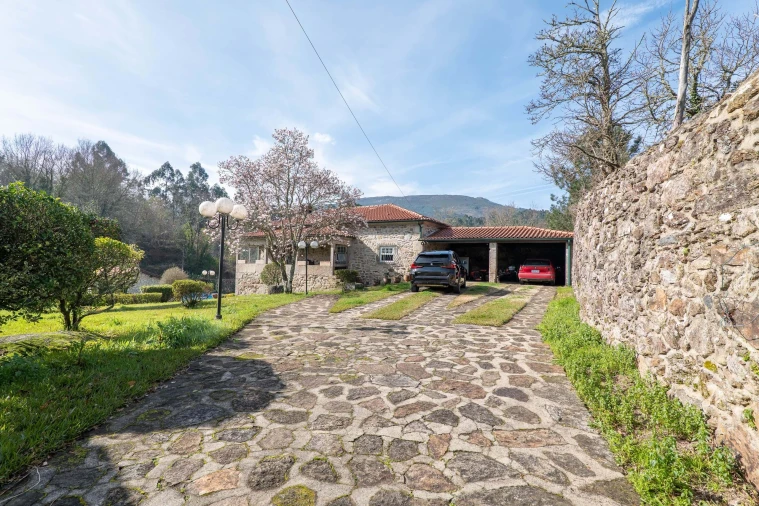 Moradia T4 para Venda em Cornes Foto 46