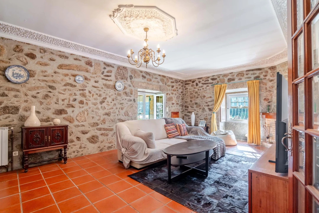 Moradia T4 para Venda em Cornes Foto 7