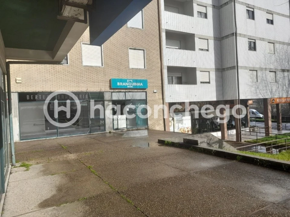 Loja para Arrendamento em Arcozelo Foto 2