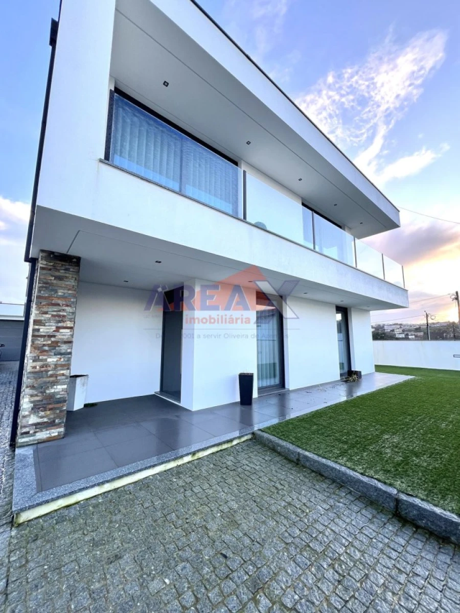 Moradia T4 para Venda em Vila de Cucujães Foto 4