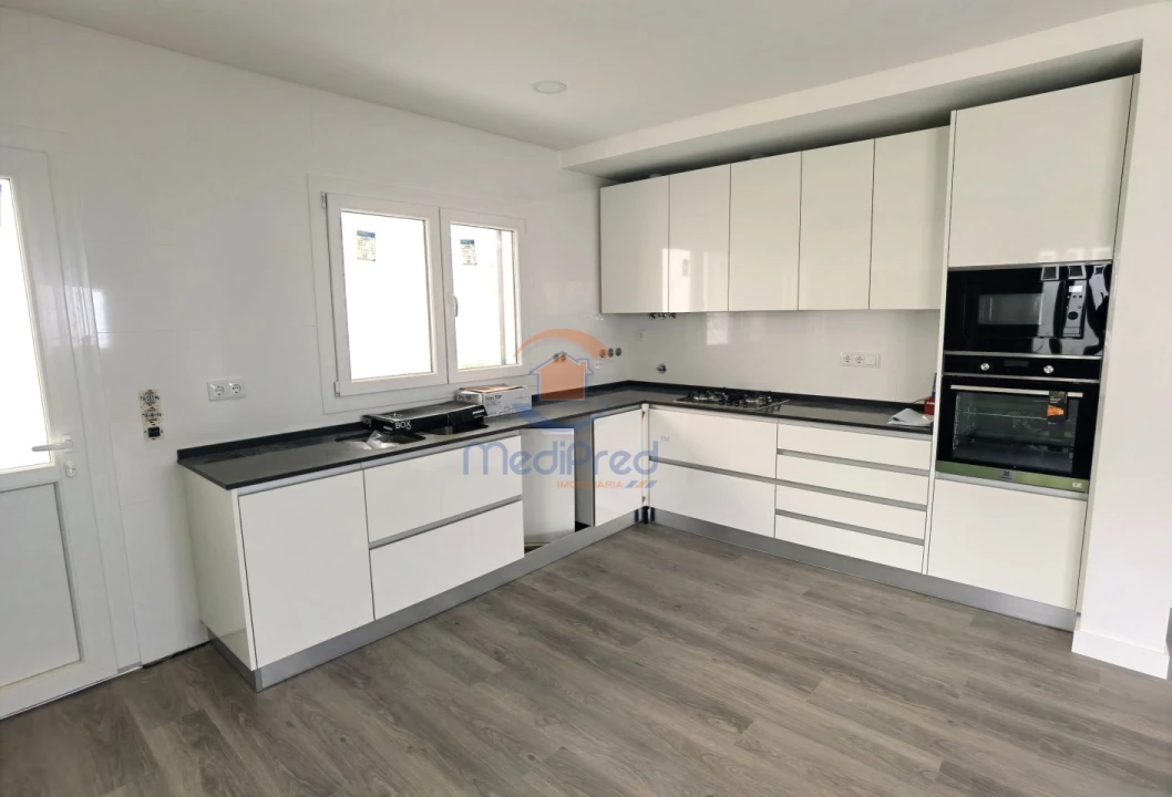 Moradia T5 para Venda em Pontinha e Famões Foto 3