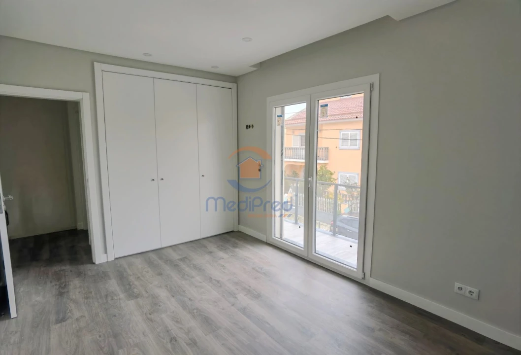 Moradia T5 para Venda em Pontinha e Famões Foto 10