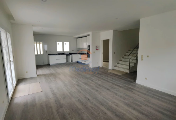 Moradia T5 para Venda em Pontinha e Famões Foto 2