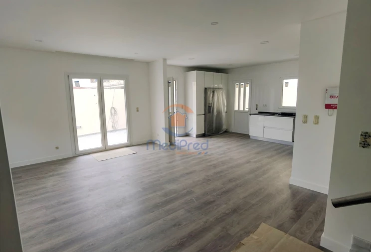 Moradia T5 para Venda em Pontinha e Famões Foto 1