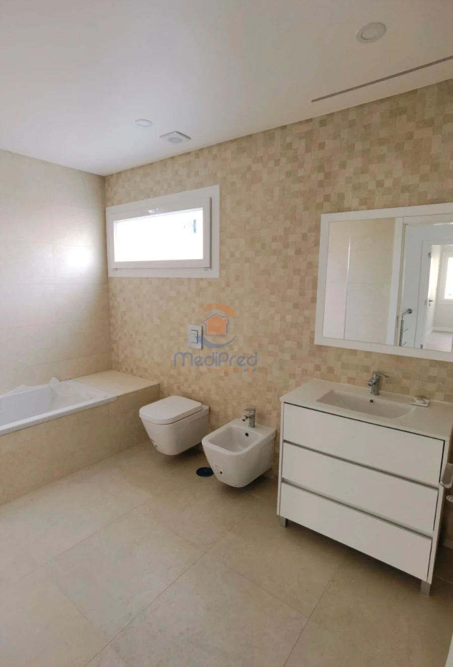 Moradia T5 para Venda em Pontinha e Famões Foto 13