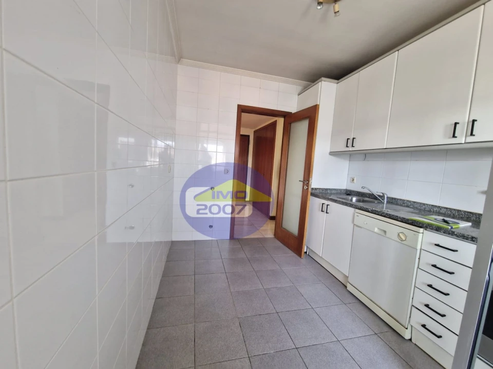 Apartamento T2 para Venda em Paços de Brandão Foto 4