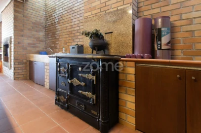Moradia T4 para Venda em Dossãos