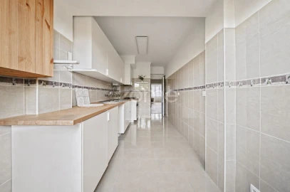 Apartamento T3 para Venda em Carcavelos e Parede