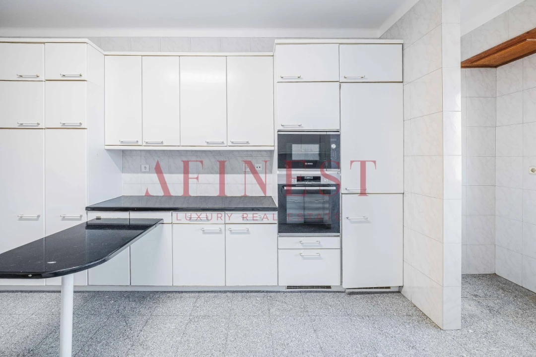 Apartamento T5 para Arrendamento em Alvalade Foto 9