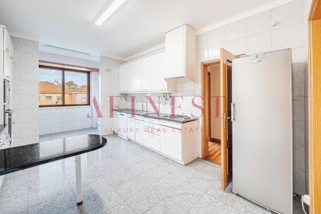 Apartamento T5 para Arrendamento em Alvalade Foto 13