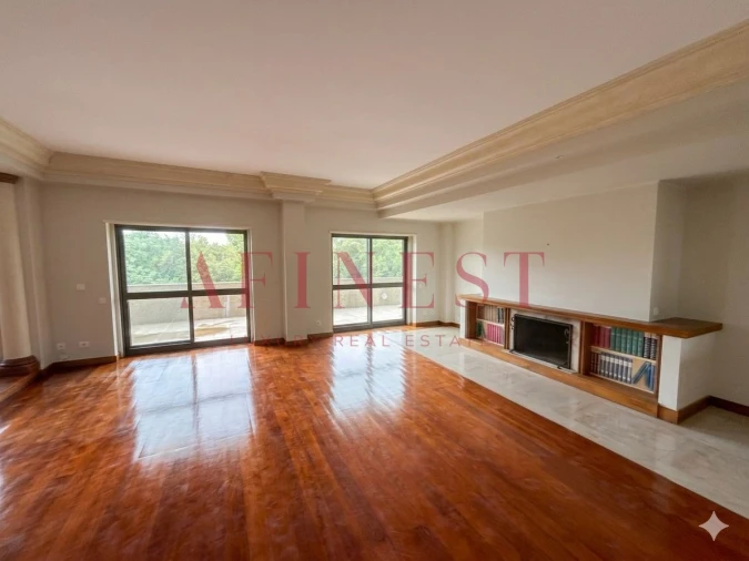 Apartamento T5 para Arrendamento em Alvalade