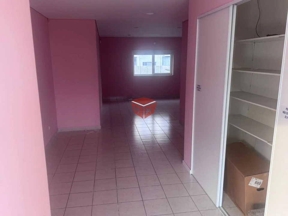 Loja para Arrendamento em Povoa de Lanhoso (N. Senhora do Amparo) Foto 10