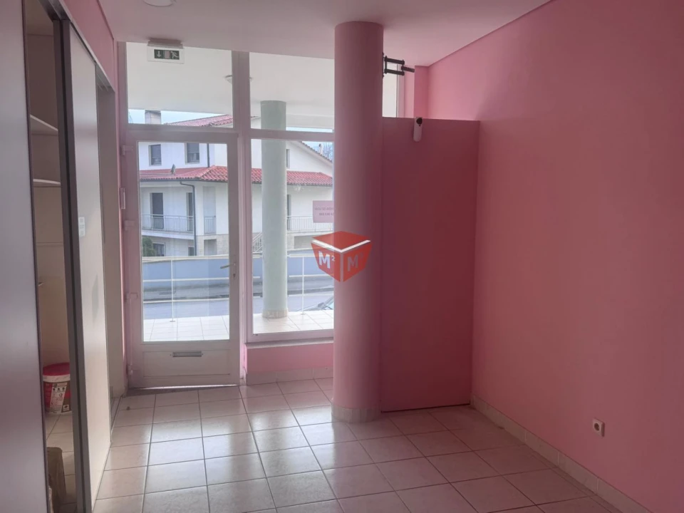 Loja para Arrendamento em Povoa de Lanhoso (N. Senhora do Amparo) Foto 2