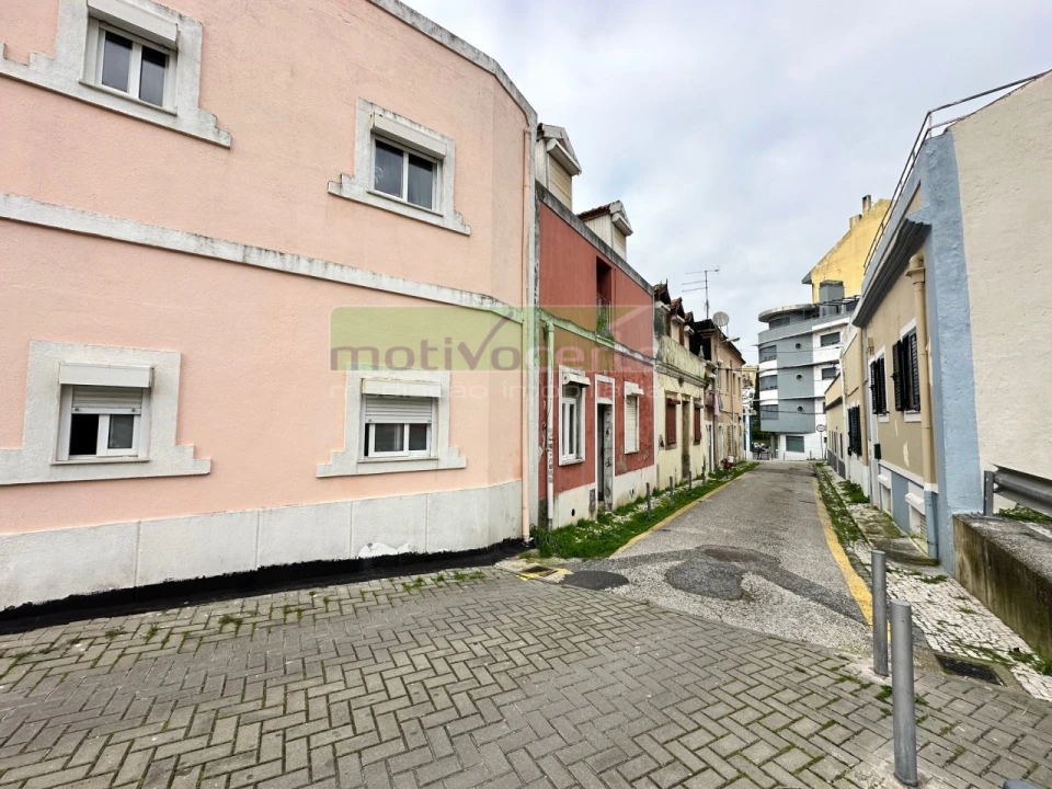 Moradia T2 para Venda em Campolide Foto 3