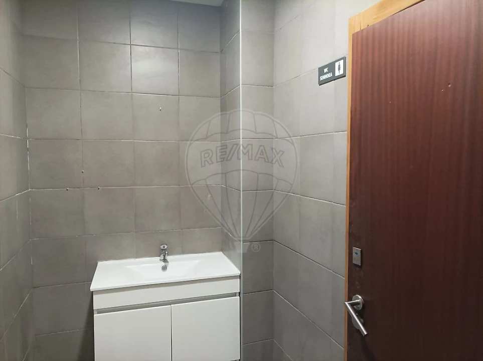 Loja para Venda em Mafamude e Vilar do Paraíso Foto 9