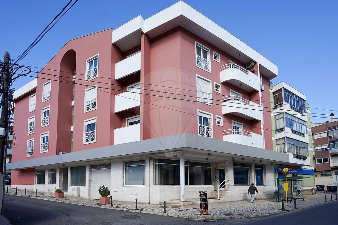 Loja para Arrendamento em Vialonga Foto 12