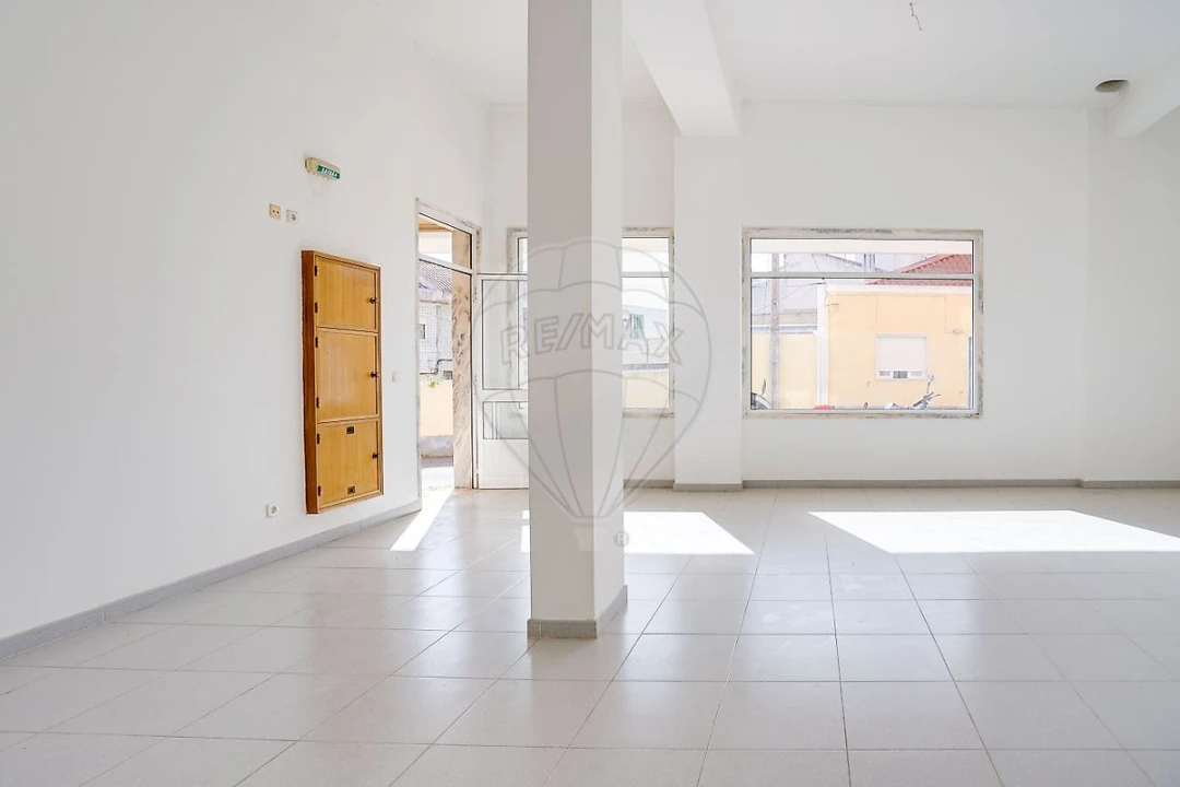 Loja para Arrendamento em Vialonga Foto 6