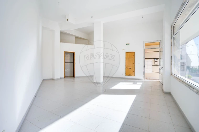 Loja para Arrendamento em Vialonga Foto 3