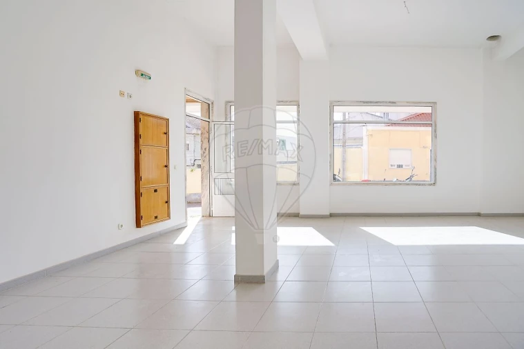 Loja para Arrendamento em Vialonga Foto 6