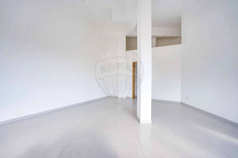 Loja para Arrendamento em Vialonga Foto 5