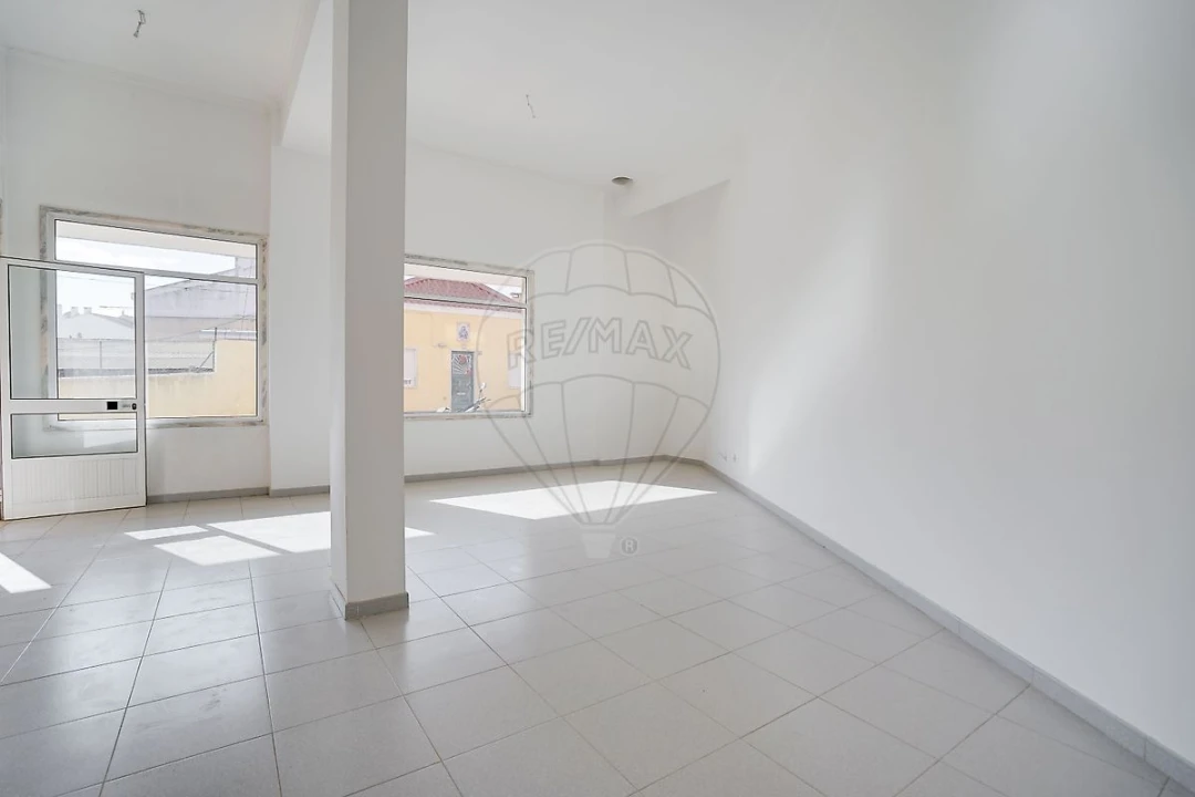 Loja para Arrendamento em Vialonga Foto 7