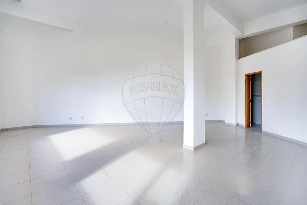 Loja para Arrendamento em Vialonga Foto 1