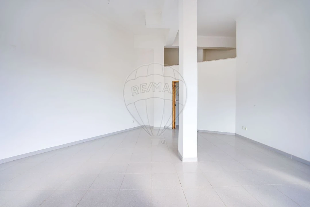 Loja para Arrendamento em Vialonga Foto 5