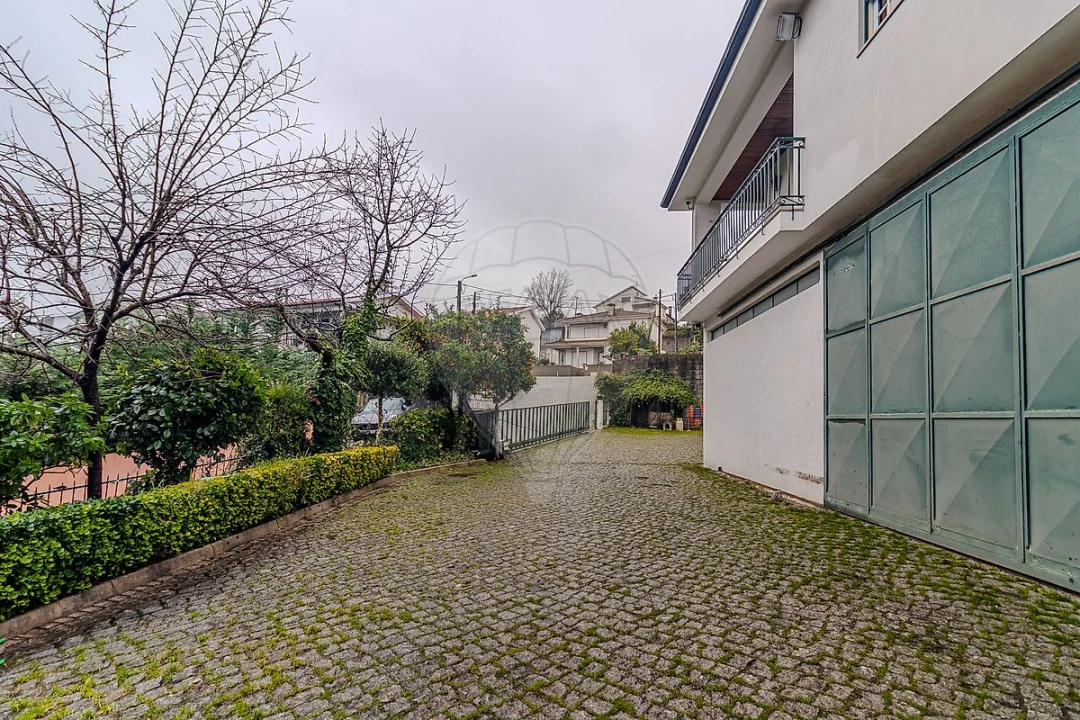 Armazém para Venda em Paço de Sousa Foto 1