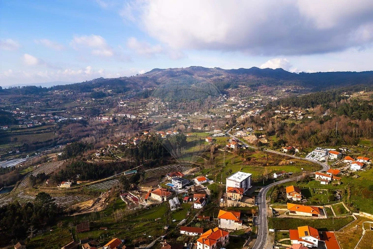 Terreno para Venda em Penhalonga e Paços de Gaiolo Foto 1