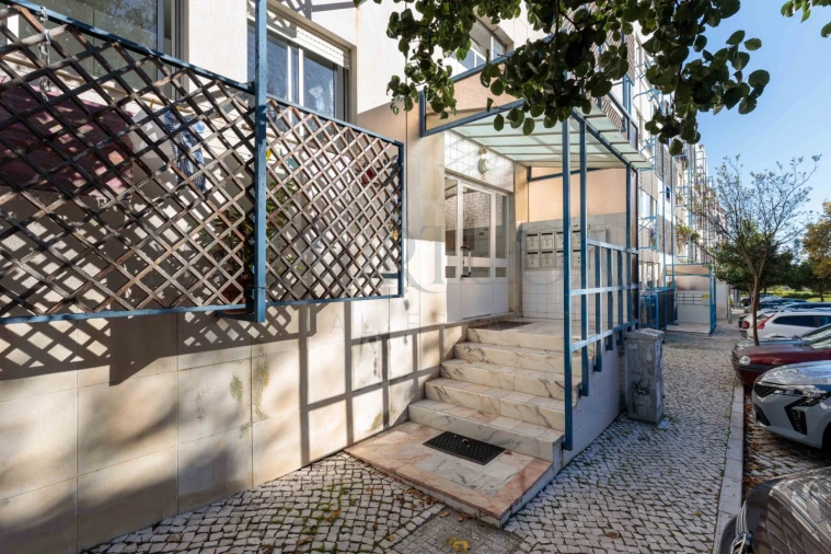 Apartamento T1 para Venda em Carcavelos e Parede Foto 17