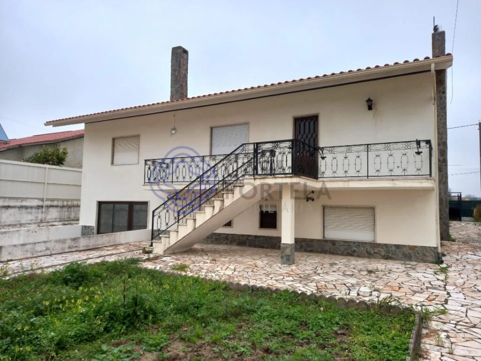 Moradia T4 para Venda em Serra e Junceira Foto 1