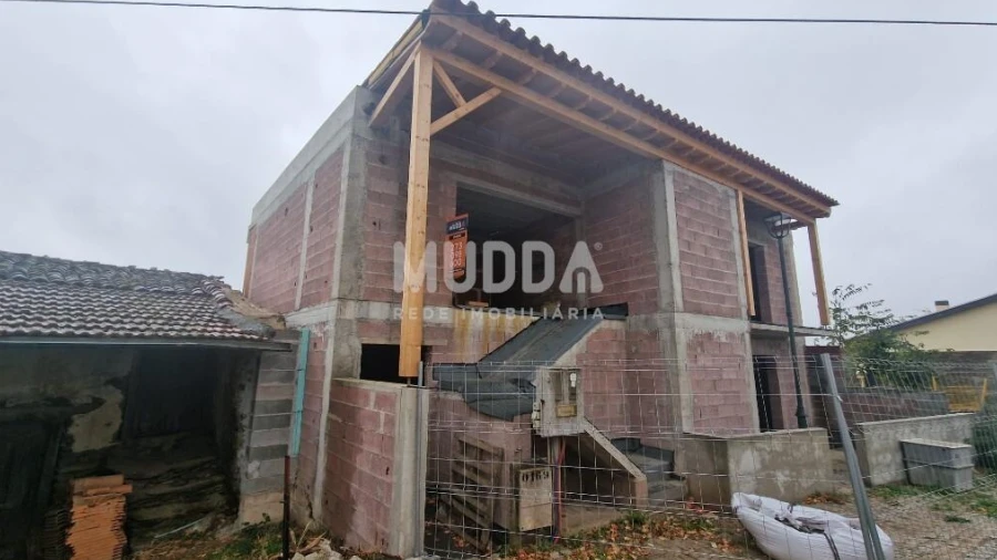 Moradia T1 para Venda em Podence e Santa Combinha