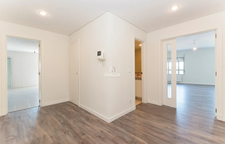 Apartamento T5 para Venda em Campolide Foto 3