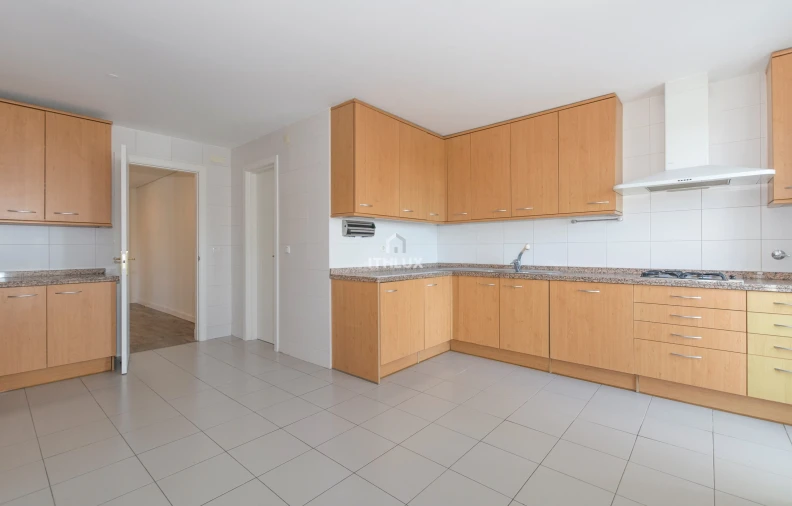 Apartamento T5 para Venda em Campolide Foto 10