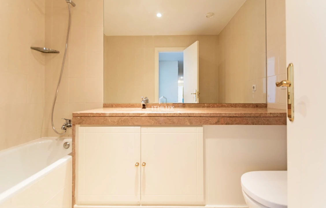 Apartamento T5 para Venda em Campolide Foto 16