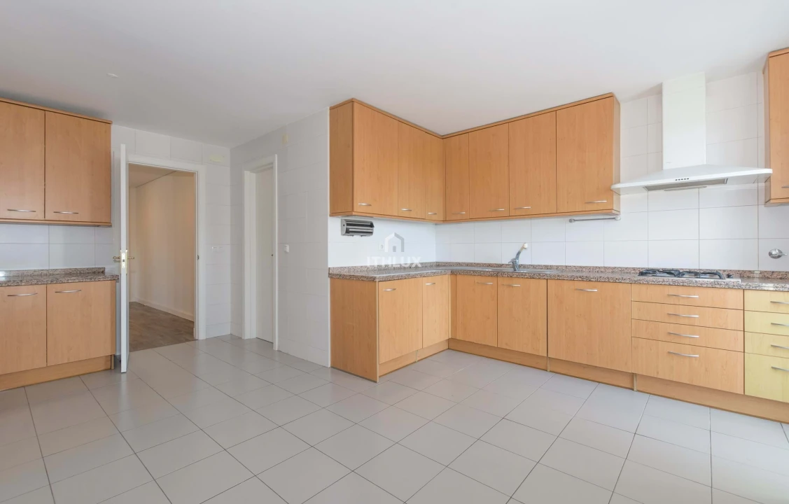 Apartamento T5 para Arrendamento em Campolide Foto 6