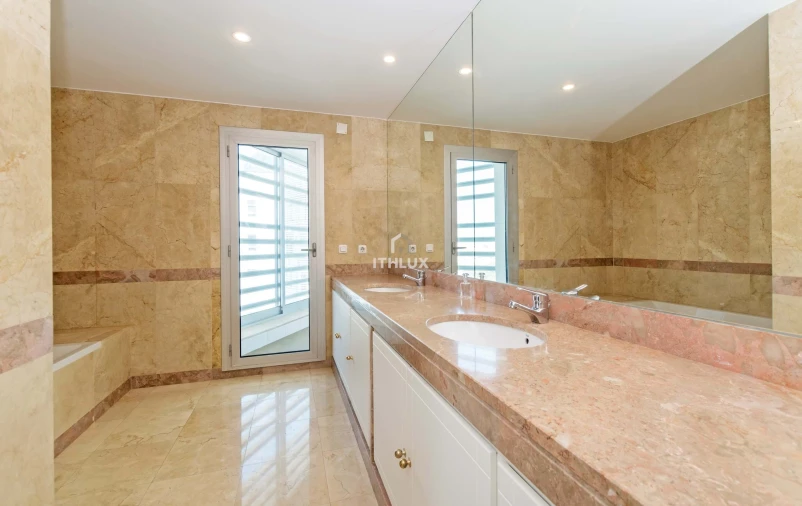 Apartamento T5 para Arrendamento em Campolide Foto 23