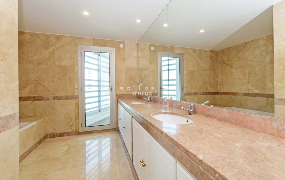 Apartamento T5 para Arrendamento em Campolide Foto 23