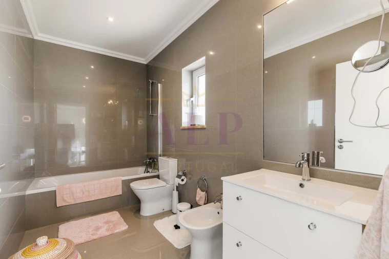 Moradia T4 para Venda em Lagos (São Sebastião e Santa Maria) Foto 32