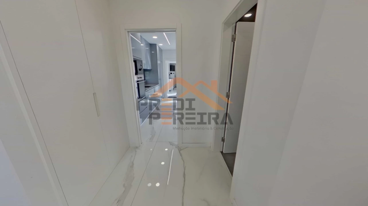 Moradia T3 para Venda em Pontinha e Famões Foto 8