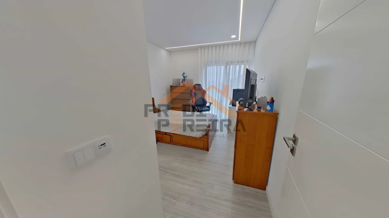 Moradia T3 para Venda em Pontinha e Famões Foto 32