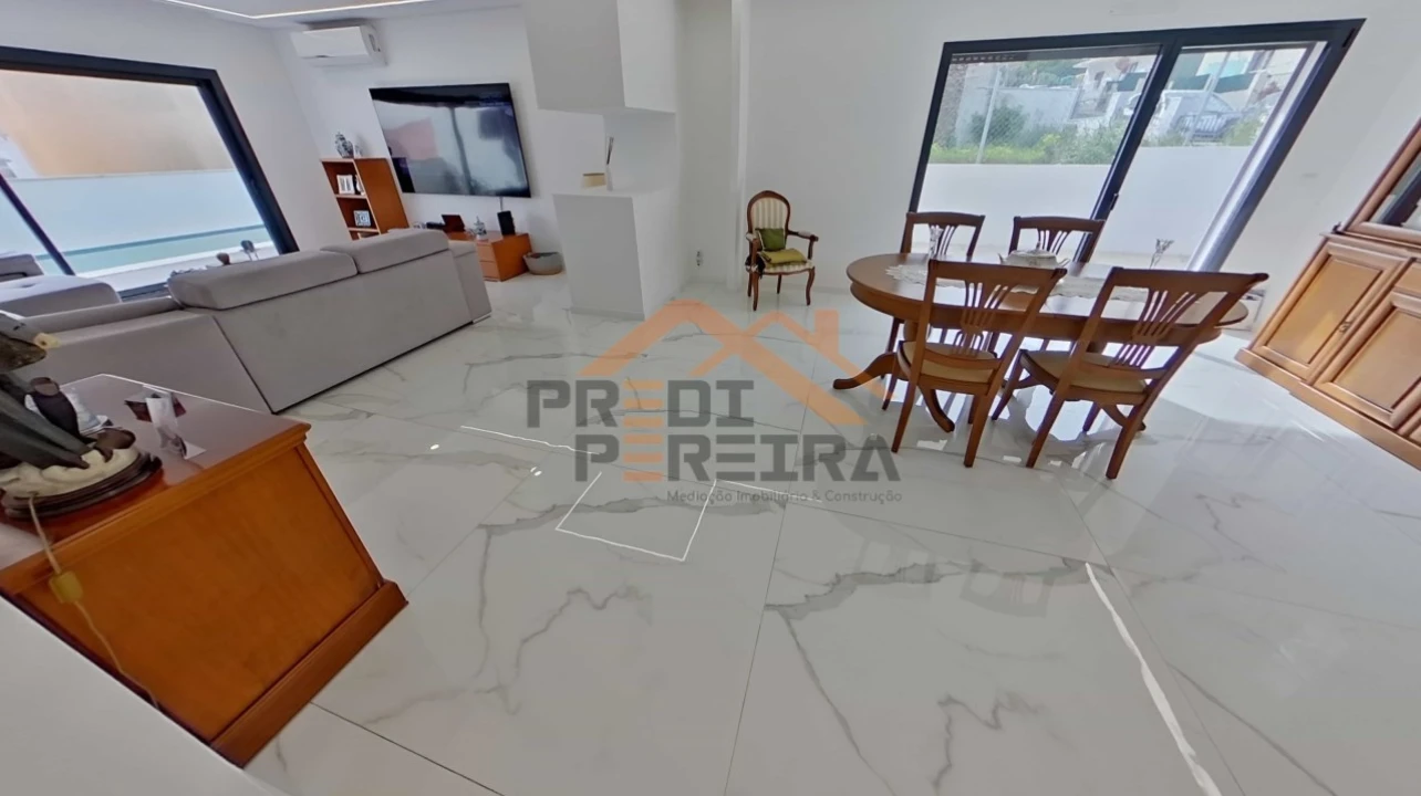 Moradia T3 para Venda em Pontinha e Famões Foto 7