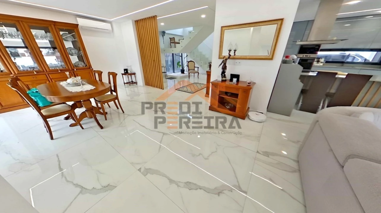 Moradia T3 para Venda em Pontinha e Famões Foto 4