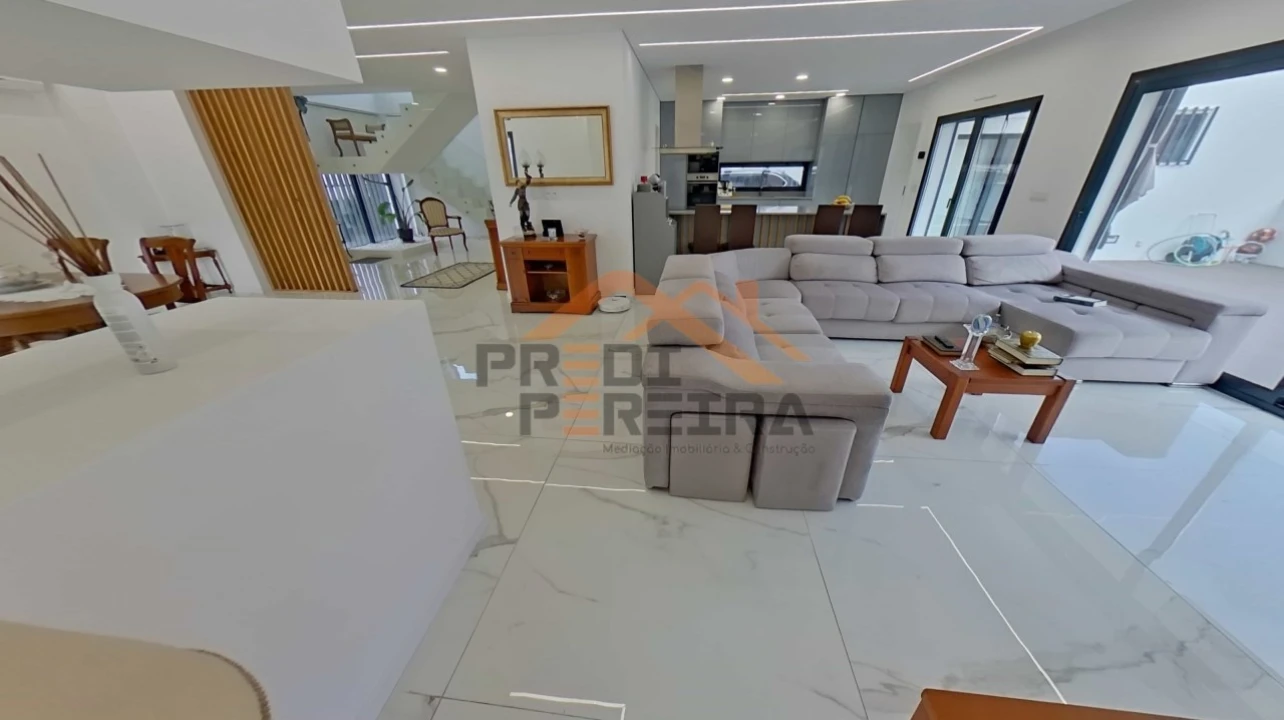 Moradia T3 para Venda em Pontinha e Famões Foto 3