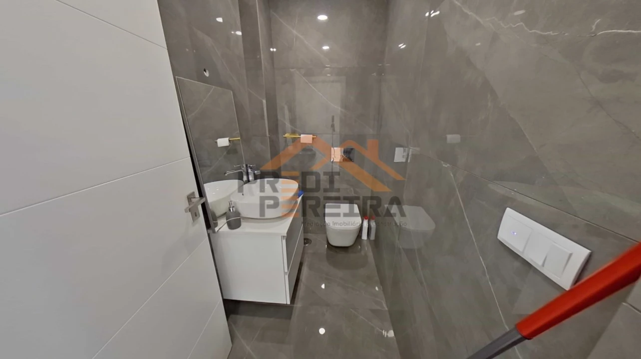 Moradia T3 para Venda em Pontinha e Famões Foto 19