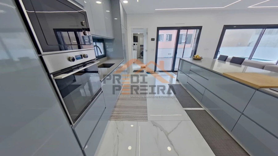 Moradia T3 para Venda em Pontinha e Famões Foto 9