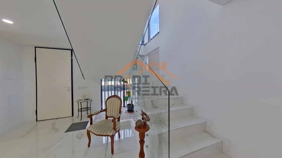 Moradia T3 para Venda em Pontinha e Famões Foto 16