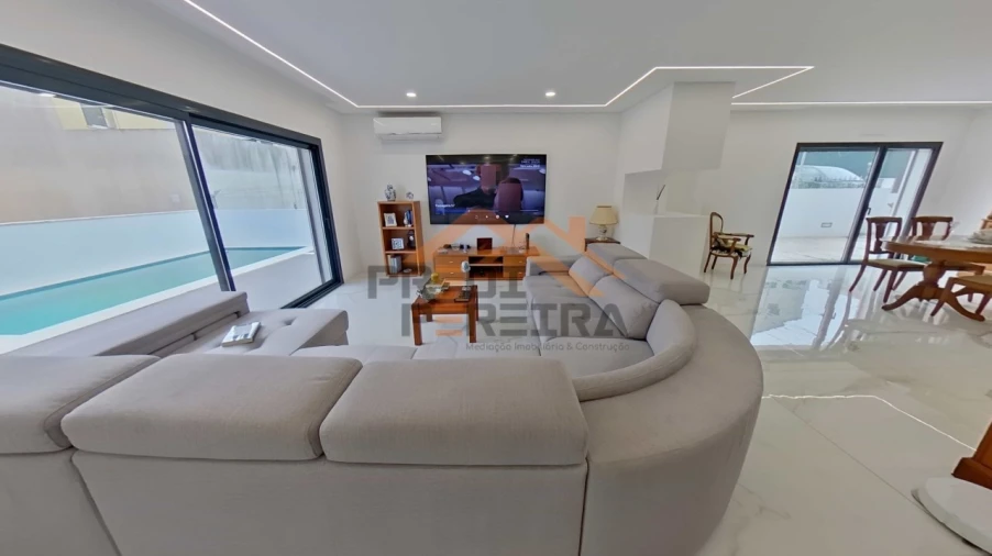 Moradia T3 para Venda em Pontinha e Famões Foto 5